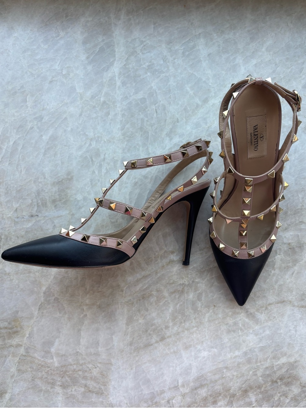 Gorgeous Valentino Garavani Black and Blush Rockstud Pointed Toe Pumps